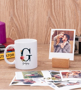 Baş Harfli ve İsimli Beyaz Kupa Bardak ve Ahşap Standlı Polaroid Set