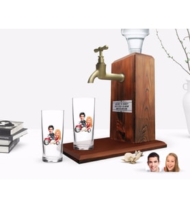 BK Gift Kişiye Özel Renkli Baskılı Sevgililer Karikatürlü İkili Rakı Bardağı ve Ahşap Rakı Standı Hediye Seti-12 (Model 1)