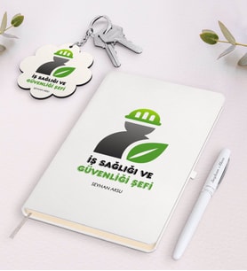 BK Gift Kişiye Özel İş Sağlığı Ve Güvenliği Şefi Beyaz Defter Kalem Ve Anahtarlık Hediye Seti-1 (Model 1)