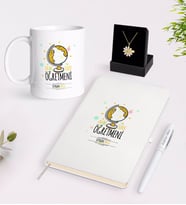BK Gift Kişiye Özel En İyi Sınıf Öğretmeni Beyaz Kupa Defter Kalem ve İsimli Papatya Kolye Hediye Seti-4 (Model 1)