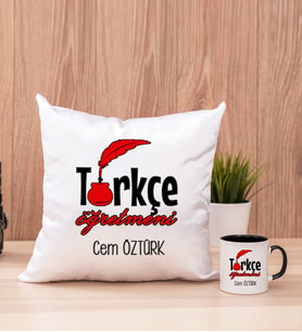 Türkçe Öğretmeni Kare Yastık ve Siyah Kupa Bardak