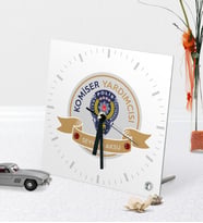 BK Gift Kişiye Özel Komiser Yardımcısı Temalı Masaüstü Kare Cam Saat - 1 (Beyaz)