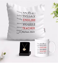 BK Gift Kişiye Özel İngilizce Öğretmeni Beyaz Kupa Yastık ve İsimli Papatya Kolye Hediye Seti-7 (Model 1)