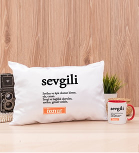 Sevgili Kelime Anlamı Dikdörtgen Yastık ve Kırmızı Kupa Bardak