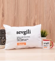 Sevgili Kelime Anlamı Dikdörtgen Yastık ve Kırmızı Kupa Bardak