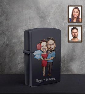 Kişiye Özel Sevgili Karikatürlü UV Baskılı Siyah Benzinli Çakmak Model 9