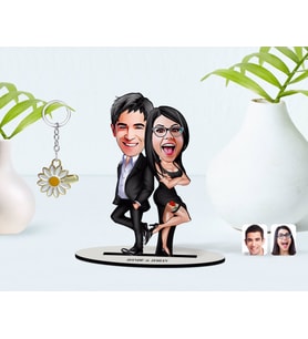 BK Gift Kişiye Özel Sevgililer Karikatürlü 3D Ahşap Biblo ve İsimli Gold Papatya Anahtarlık-6 (Model 1)