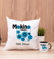 Makine Teknikeri Kare Yastık ve Siyah Kupa Bardak