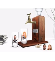 BK Gift Kişiye Özel Renkli Baskılı Erkek ve Kadın Karikatürlü İkili Rakı Bardağı ve Ahşap Rakı Standı Hediye Seti-7 (Model 1)