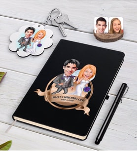BK Gift Kişiye Özel Yılın En Mükemmel Çifti Karikatürlü Siyah Defter Kalem ve Anahtarlık Hediye Seti-71 (Model 1)