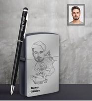 Kişiye Özel Yılbaşı Erkek Karikatürlü Siyah Çakmak Kalem Hediye Seti Model-2 (Model 1)