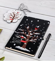 BK Gift Kişiye Özel İsimli Yılbaşı Mutlu Yıllar Siyah Defter Kalem ve Anahtarlık Hediye Seti-25 (Model 1)