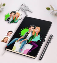 BK Gift Kişiye Özel Sevgililer Karikatürlü Siyah Defter Kalem Ve Anahtarlık Hediye Seti-35 (Model 1)