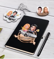 BK Gift Kişiye Özel Yılın En Mükemmel Çifti Karikatürlü Siyah Defter Kalem ve Anahtarlık Hediye Seti-53 (Model 1)