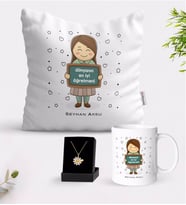BK Gift Kişiye Özel Dünyanın En İyi Öğretmeni Beyaz Kupa Yastık ve İsimli Papatya Kolye Hediye Seti-17 (Model 1)