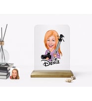BK Gift Kişiye Özel Kadın Fotoğrafçı Karikatürlü Ahşap Standlı Çerçeve (Beyaz)