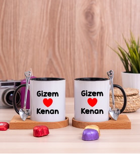 Sevgililere Özel İsim Yazılı Ahşap Altlıklı İkili Siyah Kupa Bardak