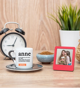 Anne Kelime Anlamı Siyah Kahve Fincanı ve Kırmızı Fotoğraf Çerçevesi