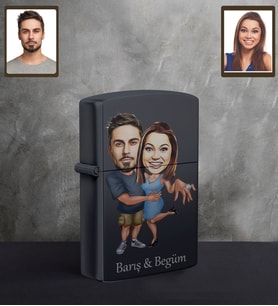 Kişiye Özel Sevgili Karikatürlü UV Baskılı Siyah Benzinli Çakmak Model 3