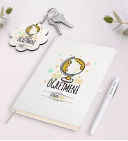 BK Gift Kişiye Özel En İyi Sınıf Öğretmeni Beyaz Defter Kalem Ve Anahtarlık Hediye Seti-4 (Model 1)