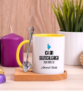 Erkek Almanca Öğretmeni Ahşap Altlıklı Sarı Kupa Bardak