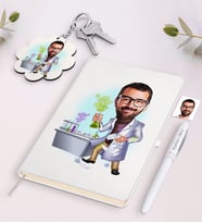 BK Gift Kişiye Özel Erkek Kimyager Karikatürlü Beyaz Defter Kalem ve Anahtarlık Hediye Seti-1 (Model 1)