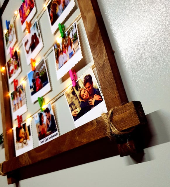 Kişiye Özel 12 Fotoğraflı Işıklı İpli Ahşap Fotoğraf Çerçevesi Panosu