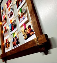 Kişiye Özel 12 Fotoğraflı Işıklı İpli Ahşap Fotoğraf Çerçevesi Panosu