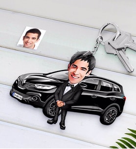 BK Gift Kişiye Özel Erkek Renault Kadjar Figürlü Plakalı Ahşap Karikatür Anahtarlık-2 (Beyaz)