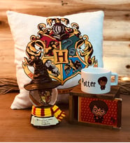 Gryffindor Renk Değiştiren Kar Küresi Ve Harry Potter Kutulu Kupa Yastık Hediye Seti