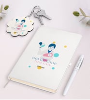 BK Gift Kişiye Özel Kadın Hastalıkları Doğum Uzmanı Beyaz Defter Kalem Ve Anahtarlık Hediye Seti (Model 1)