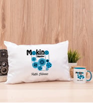 Makine Teknikeri Dikdörtgen Yastık ve Mavi Kupa Bardak