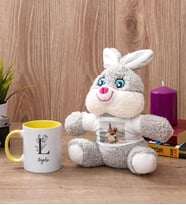 Sevgiliye Hediye Baş Harfli Çiçek Tasarım Sarı Kupa Bardak ve Peluş Tavşan