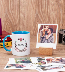 İsim Yazılı ve Tarihli Mavi Kupa Bardak ve Ahşap Standlı Polaroid Set