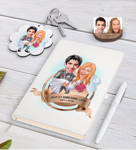 BK Gift Kişiye Özel Yılın En Mükemmel Çifti Karikatürlü Beyaz Defter Kalem ve Anahtarlık Hediye Seti-72 (Model 1)