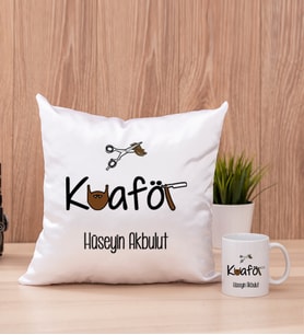 Erkek Kuaförü Kare Yastık ve Beyaz Kupa Bardak