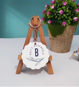 Minimal Baş Harfli İsme Özel Çiçek Tasarımlı Kişiye Özel Ahşap Anahtarlık