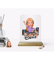 BK Gift Kişiye Özel Kadın Radyocu Karikatürlü Ahşap Standlı Çerçeve (Beyaz)
