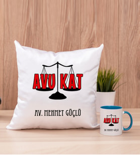 Avukat Kare Yastık ve Mavi Kupa Bardak