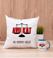 Avukat Kare Yastık ve Mavi Kupa Bardak
