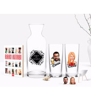 BK Gift Kişiye Özel Renkli Baskılı Erkek ve Kadın Karikatürlü İkili Rakı Bardağı Karaf ve Cep Kitabı Hediye Seti-5 (Model 1)