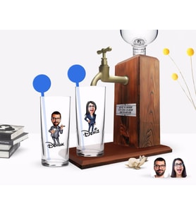 BK Gift Kişiye Özel Renkli Baskılı Erkek ve Kadın Karikatürlü İkili Vodka Bardağı ve Ahşap Vodka Standı Hediye Seti-3 (Model 1)