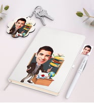 BK Gift Kişiye Özel Erkek Öğretmen Karikatürlü Beyaz Defter Kalem Ve Anahtarlık Hediye Seti-2 (Model 1)