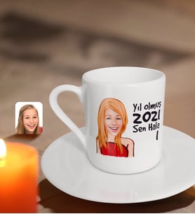 BK Gift Kişiye Özel Kadın Yıl Olmuş 2024 Sen Hala 1 Karikatürlü Türk Kahvesi Fincanı-33 (Beyaz)