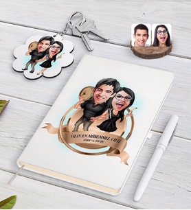 BK Gift Kişiye Özel Yılın En Mükemmel Çifti Karikatürlü Beyaz Defter Kalem ve Anahtarlık Hediye Seti-18 (Model 1)