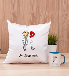 Doktor Karikatürü Kare Yastık ve Mavi Kupa Bardak