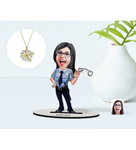 BK Gift Kişiye Özel Kadın Polis Karikatürlü 3D Ahşap Biblo ve İsimli Tarihli Papatya Kolye Seti-1 (Model 1)