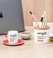 Sevgili Kelime Anlamı Kırmızı Türk Kahvesi Fincanı Ve Kalemlik Hediye Seti