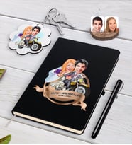 BK Gift Kişiye Özel Yılın En Mükemmel Çifti Karikatürlü Siyah Defter Kalem ve Anahtarlık Hediye Seti-73 (Model 1)