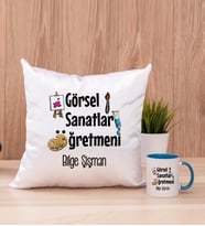 Görsel Sanatlar Öğretmeni Kare Yastık ve Mavi Kupa Bardak